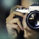 Une femme prenant une photo avec un appareil photo