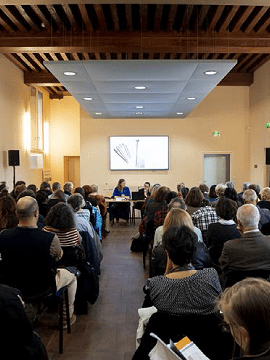 Un groupe de personnes participant à un colloque