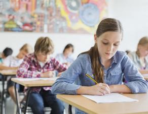 collégiens dans une classe