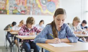 collégiens dans une classe