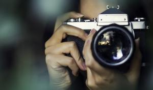 Une femme prenant une photo avec un appareil photo