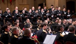 orchestre de musique classique joué par des militaires