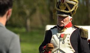 Un homme costumé en général du Premier Empire