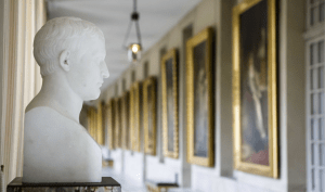 Statue de Napoléon dans une galerie