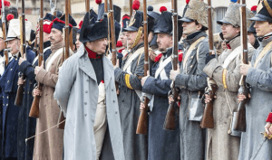 Acteurs costumés en Napoléon Ier et soldats du Premier Empire