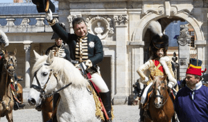 acteurs costumés en personnages du Premier Empire