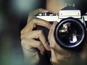 Une femme prenant une photo avec un appareil photo