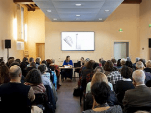 Un groupe de personnes participant à un colloque