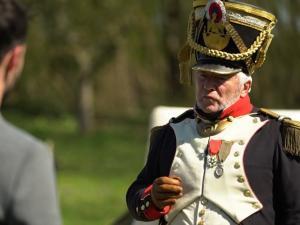 Un homme costumé en général du Premier Empire