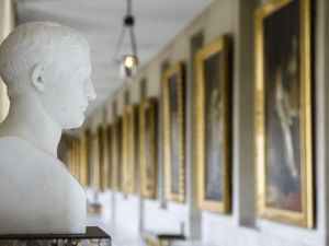 Statue de Napoléon dans une galerie