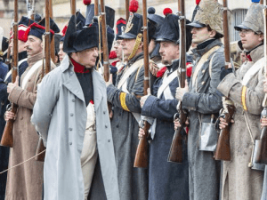 Acteurs costumés en Napoléon Ier et soldats du Premier Empire