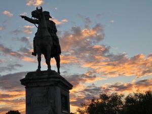Statue équestre de Napoléon devant un coucher de soleil