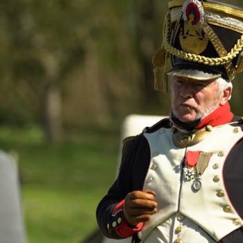Un homme costumé en général du Premier Empire