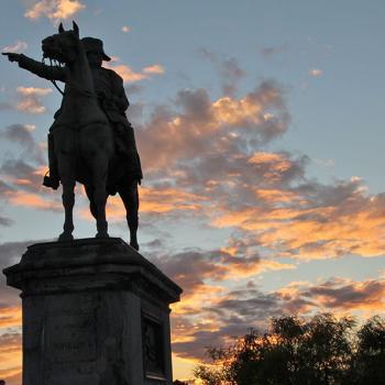 Statue équestre de Napoléon devant un coucher de soleil
