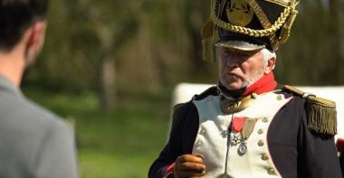 Un homme costumé en général du Premier Empire