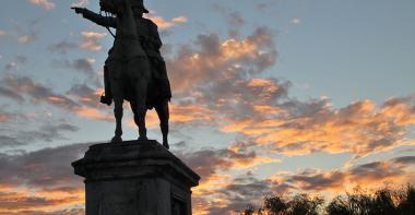 Statue équestre de Napoléon devant un coucher de soleil